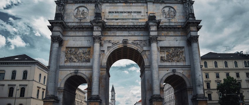 Возле Софийского собора в Полоцке выставлены для обозрения макеты исторических памятников