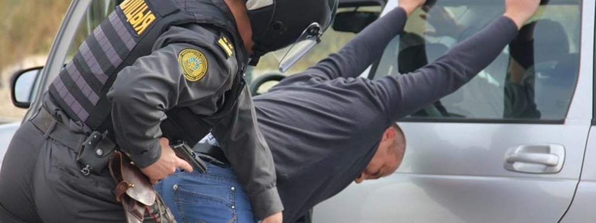 На «Варшавском мосту» задержали предполагаемых продавцов мест в очереди. Один говорит, что «искал кота»