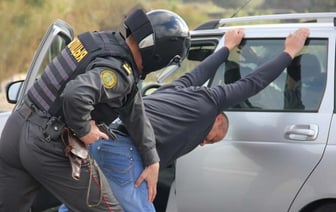 На «Варшавском мосту» задержали предполагаемых продавцов мест в очереди. Один говорит, что «искал кота»