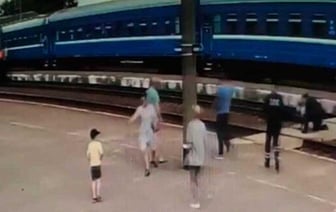 Милиционер спас жизнь мужчине, вытащив буквально из-под колес поезда – видео