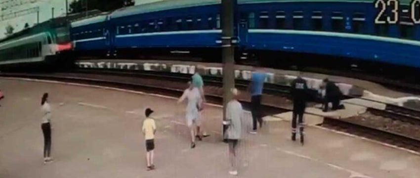 Милиционер спас жизнь мужчине, вытащив буквально из-под колес поезда – видео