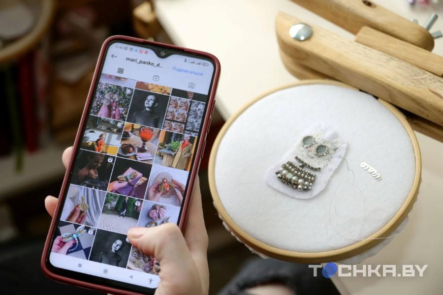 Создает броши и борется с раком: белоруска развивает бизнес на ювелирной вышивке