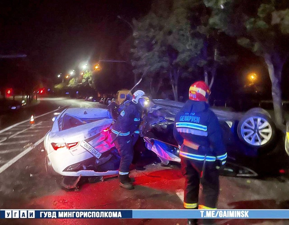 Водитель Tesla протаранил 5 припаркованных легковушек в Минске