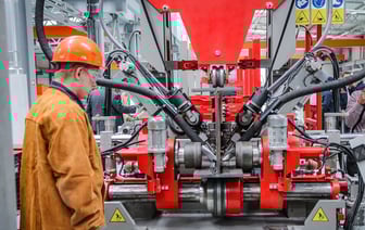 Крупные белорусские заводы объявили о повышении доплат за стаж для сотрудников и материальном поощрении молодёжи