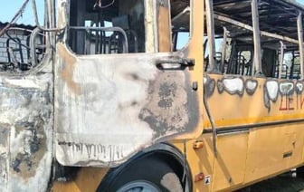 Школьный автобус загорелся возле частного дома в Ляховичах