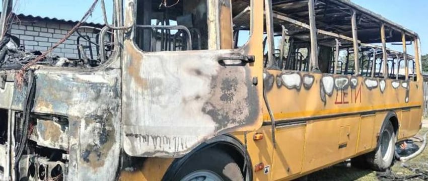 Школьный автобус загорелся возле частного дома в Ляховичах