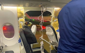 «Матери прижимали к себе детей, чтобы их не унесло ветром» – У Boeing 737 на высоте 5 км оторвало дверь — Видео