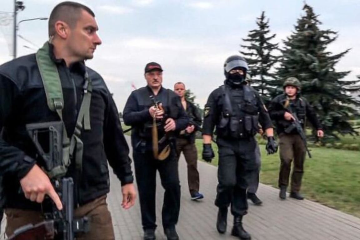 Александр Лукашенко вышел с автоматом к оцеплению возле Дворца Независимости. 23 августа 2023 года. Фото: скриншот видео пресс-службы Лукашенко