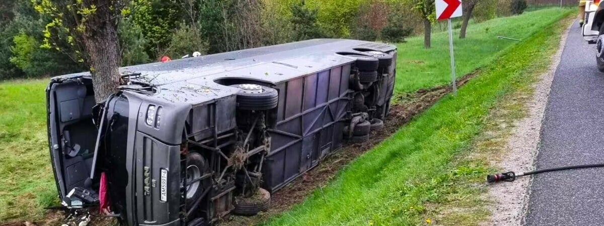 В Польше автобус с белорусами съехал в кювет и перевернулся — пострадало 5 человек — Видео