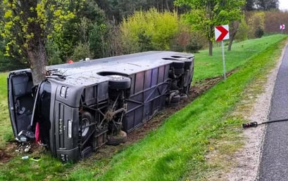 В Польше автобус с белорусами съехал в кювет и перевернулся — пострадало 5 человек — Видео