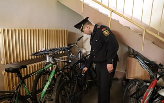 Штраф до 800 рублей. Гродненские милиционеры решили проверить, как белорусы хранят велосипеды в подъездах
