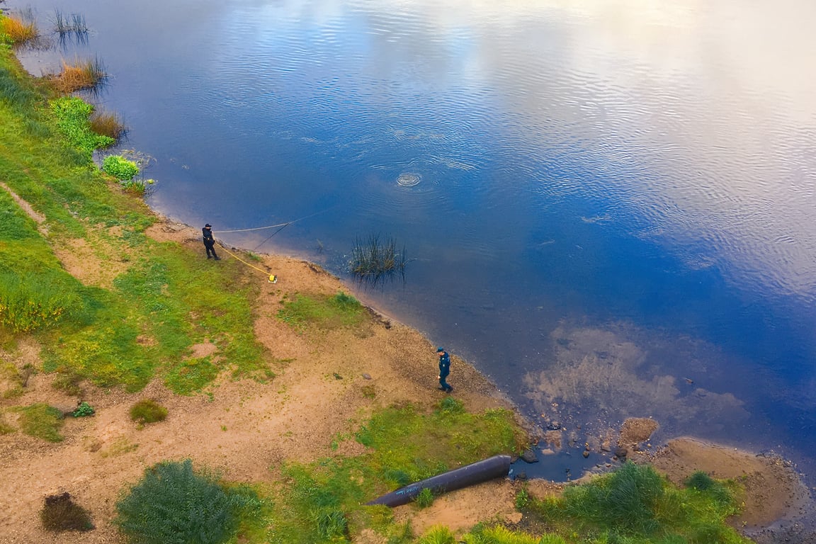 Водолазы работают на Двине у Кировского моста в Витебске. Фото Сергея Серебро