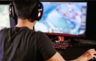 Шумный геймер и спящие малыши: как совместить?