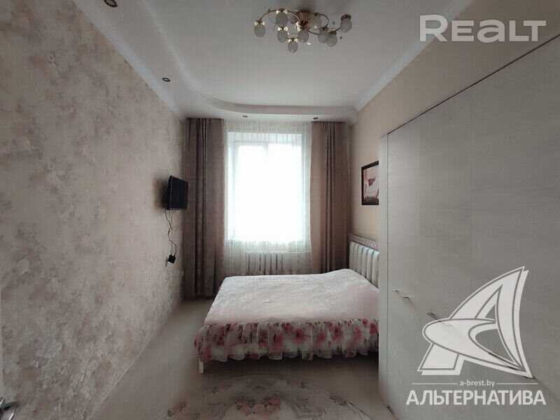 Этот дом в центре Бреста — межвоенный польский функционализм. Там продают интересную квартиру