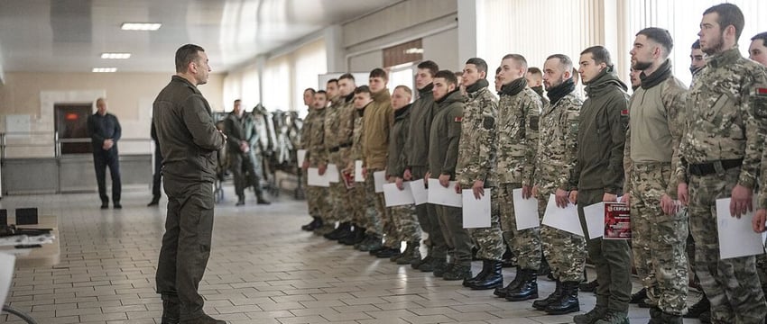 Карпенков вручил участникам курса спецподготовки шеврон «Группа Вагнера. Штурмовик»