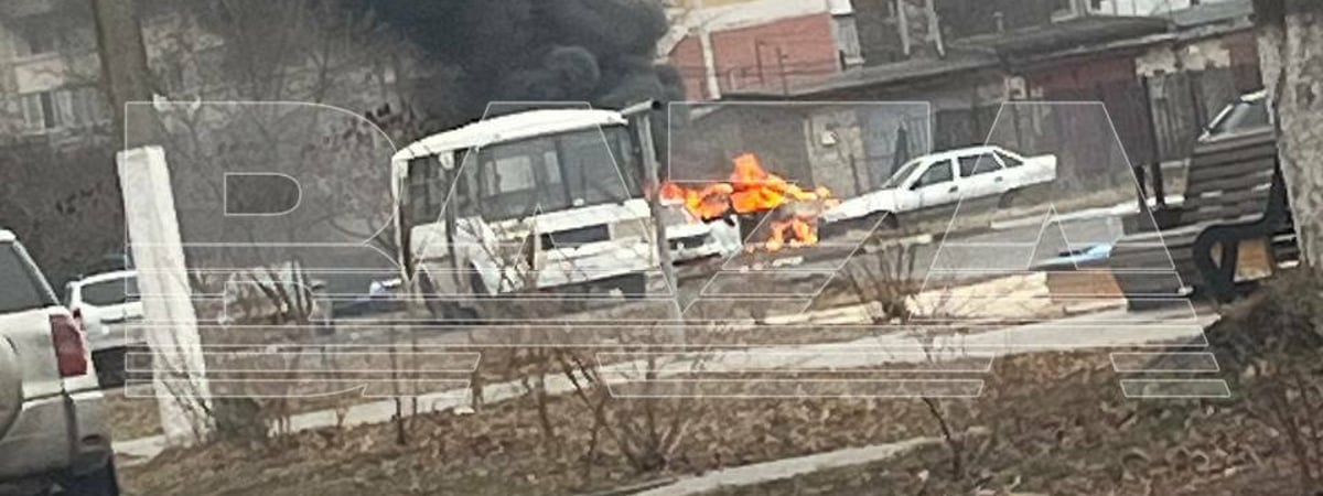 Горящие авто и частный дом. Российский Белгород попал под обстрел — Видео