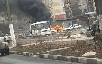 Горящие авто и частный дом. Российский Белгород попал под обстрел — Видео