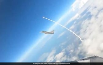 "Защитный пузырь реактивных самолетов Rafale при взлете ракеты в космос"