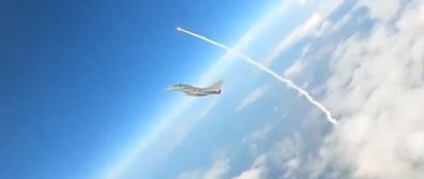 "Защитный пузырь реактивных самолетов Rafale при взлете ракеты в космос"