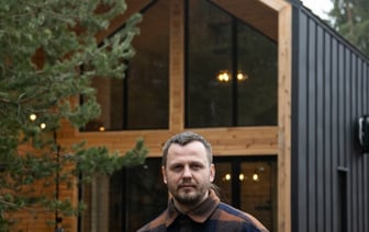 Белорус втайне построил на даче стильный дом и подарил его жене