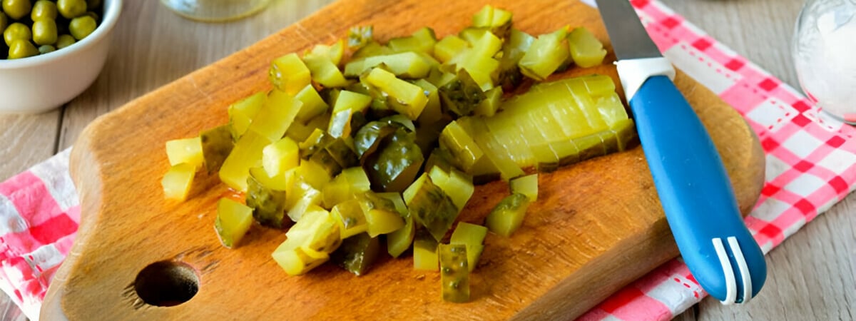 Смешайте маринованные огурцы с мёдом. Какие еще закатки понадобятся для невероятно вкусного салата? — Полезно