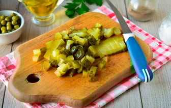 Смешайте маринованные огурцы с мёдом. Какие еще закатки понадобятся для невероятно вкусного салата? — Полезно