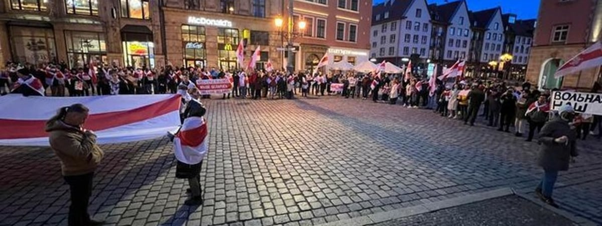 «Бьют и плакать не дают». К некоторым эмигрантам в Беларуси уже пришли с обысками по «делу 104», у других описывают имущество
