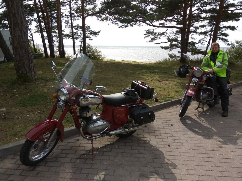 Однажды доехал до Мурманска! Белорус ежегодно путешествует на 50-летнем Jawa 350