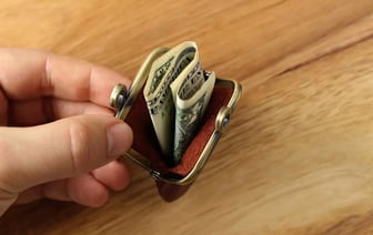 Евро в Беларуси рухнул до минимума за 15 месяцев, а доллар — за 5. Какого максимума достиг российский рубль?