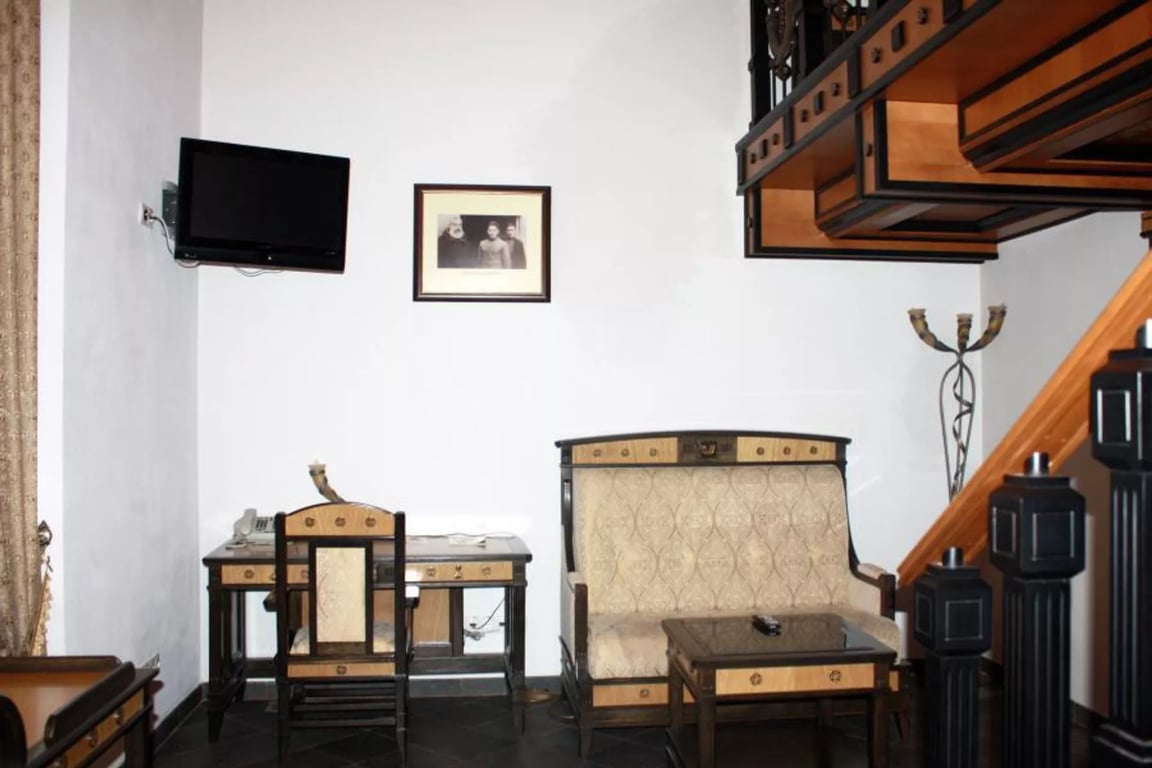 Дорого и с привидениями: ночуем в древнем замке в Беларуси