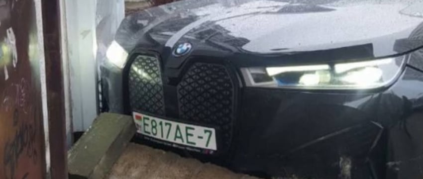 В Минске BMW въехал в подъезд многоэтажки