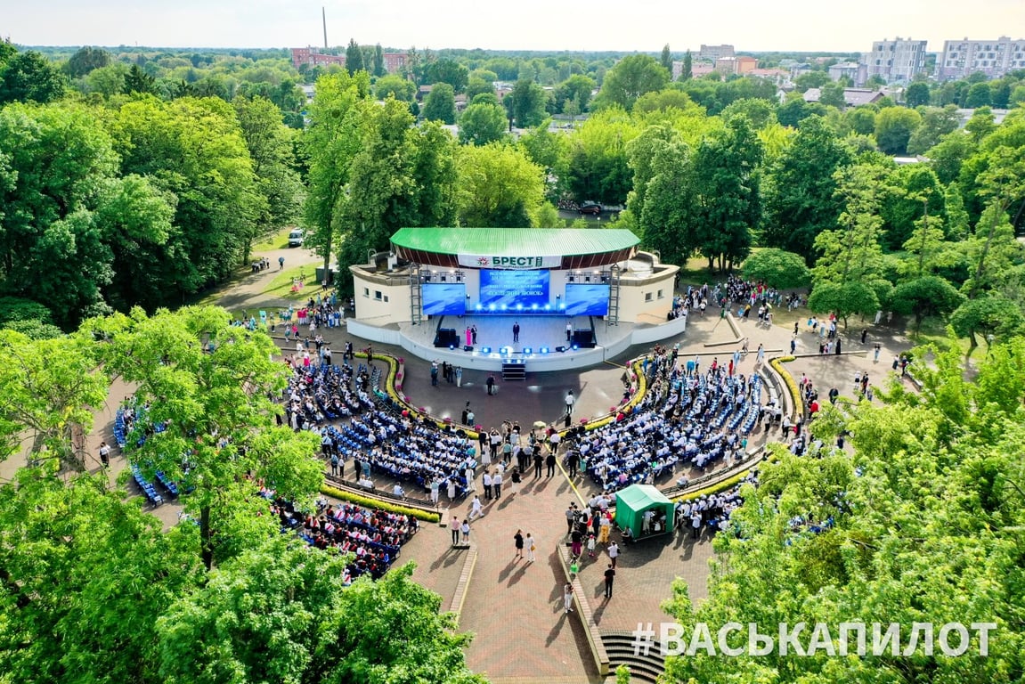 Искренние напутствия, много музыки и рекорд. Выпускники страны празднуют «Последний звонок» в Бресте