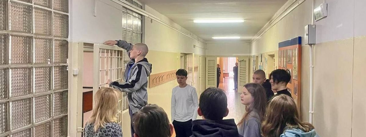 Белорусским школьникам провели экскурсию в приемнике-распределителе на Окрестина. О чём им там рассказали?