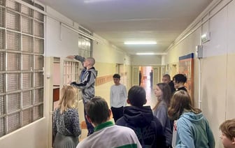 Белорусским школьникам провели экскурсию в приемнике-распределителе на Окрестина. О чём им там рассказали?