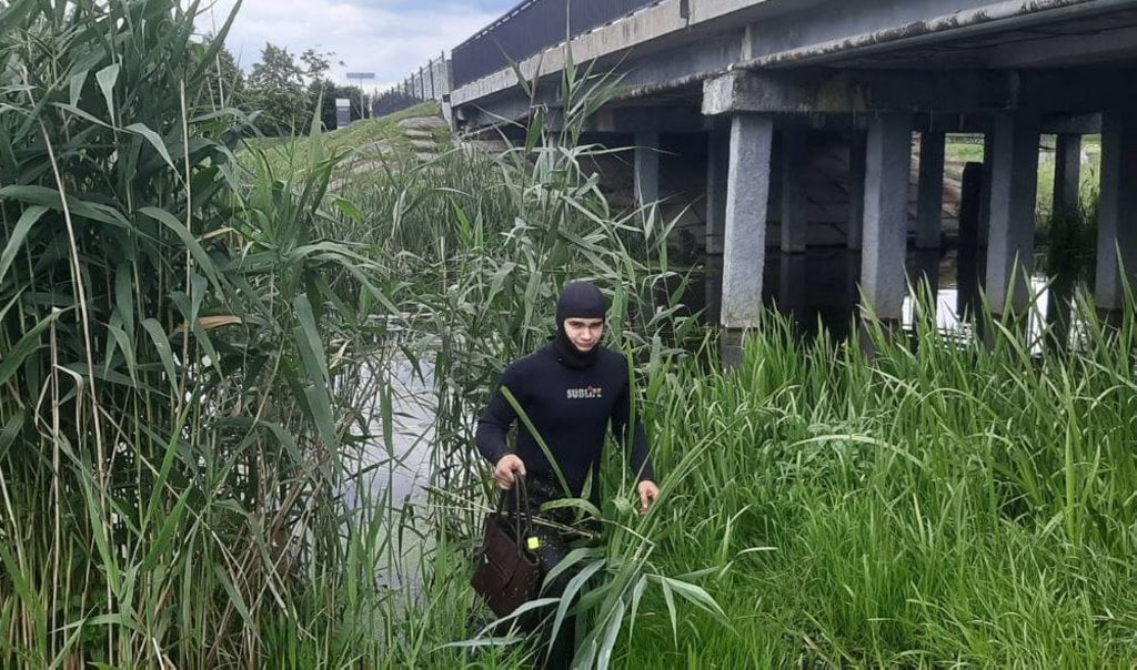 Ляховичские спасатели помогли достать из реки сумочку, которую уронила на мосту прохожая