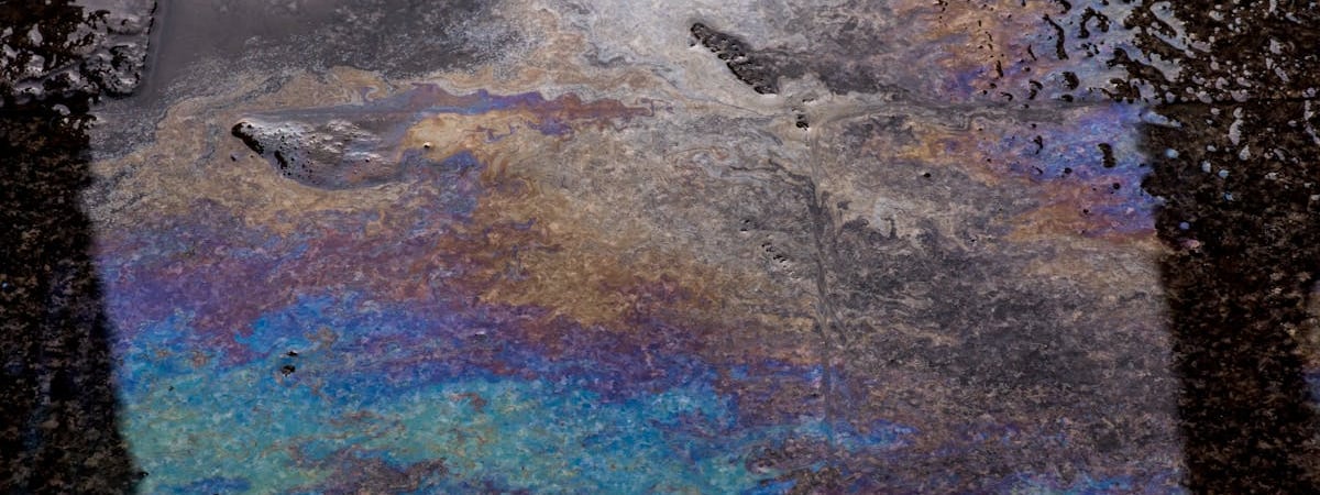 Цены на нефть эталонных марок утром в четверг снижаются