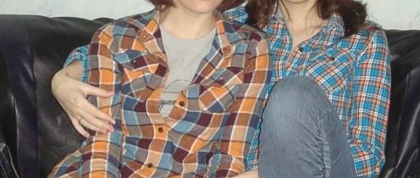 «Менялись местами в школе». «Забыла, что у меня двойня»: из жизни белорусских близнецов и их родителей