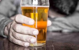 Длинный безымянный палец указывает на пристрастие к алкоголю