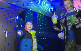 В Сети завирусились видео с диско-туалетами. Это как? — Видео