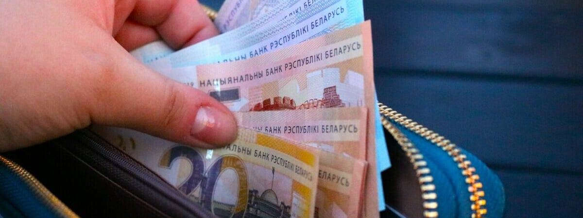 Разница между средней зарплатой в Минске и областях достигла 1121 рубля. А кто в июле зарабатывал 5339 рублей? — Фото