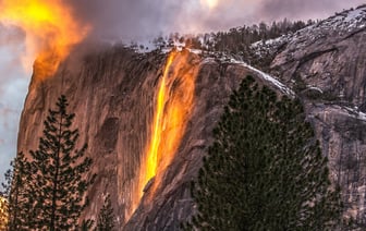 «Захватывает дух!» — Видео с «огненным водопадом» удивило сотни тысяч пользователей — Видео