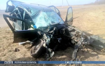 Легковушка влетела под фуру в Бешенковичском районе, пострадали двое детей