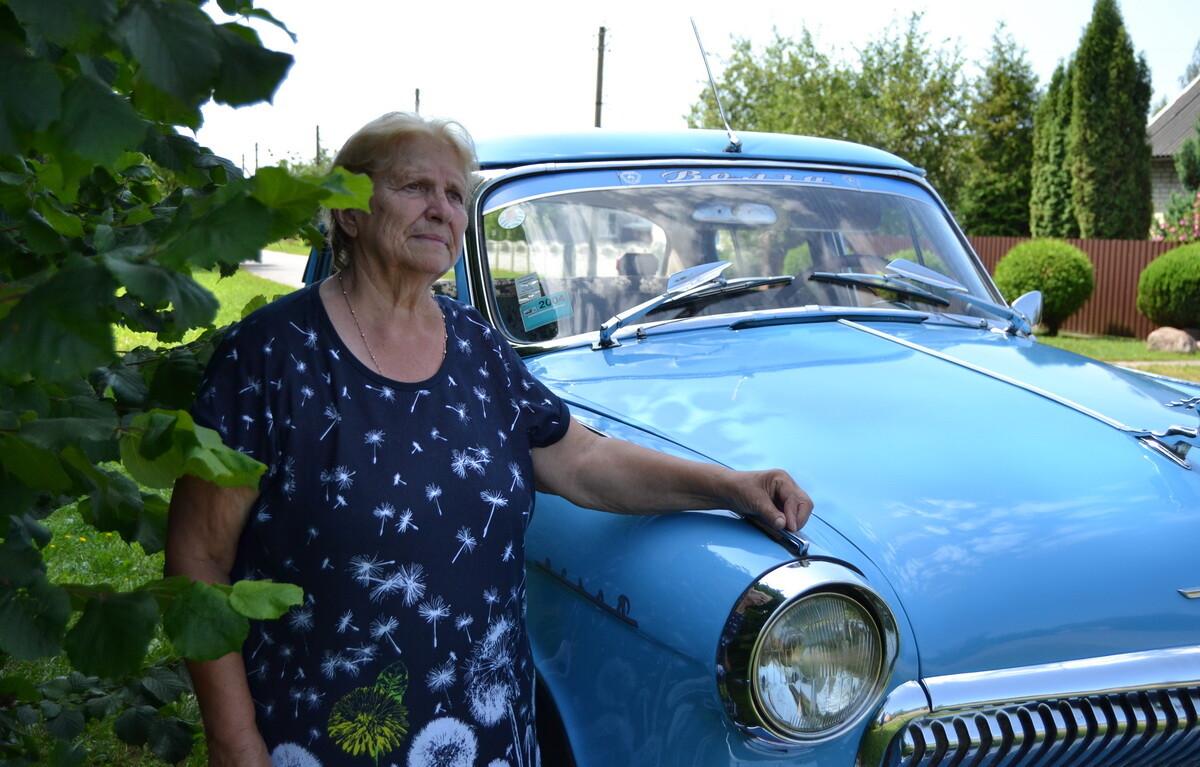 Голубая мечта! Вдова из Кобрина показала 62-летнюю «Волгу», c которой «муж пылинки сдувал»