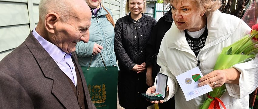 В Гомеле вручают юбилейные награды ветеранам