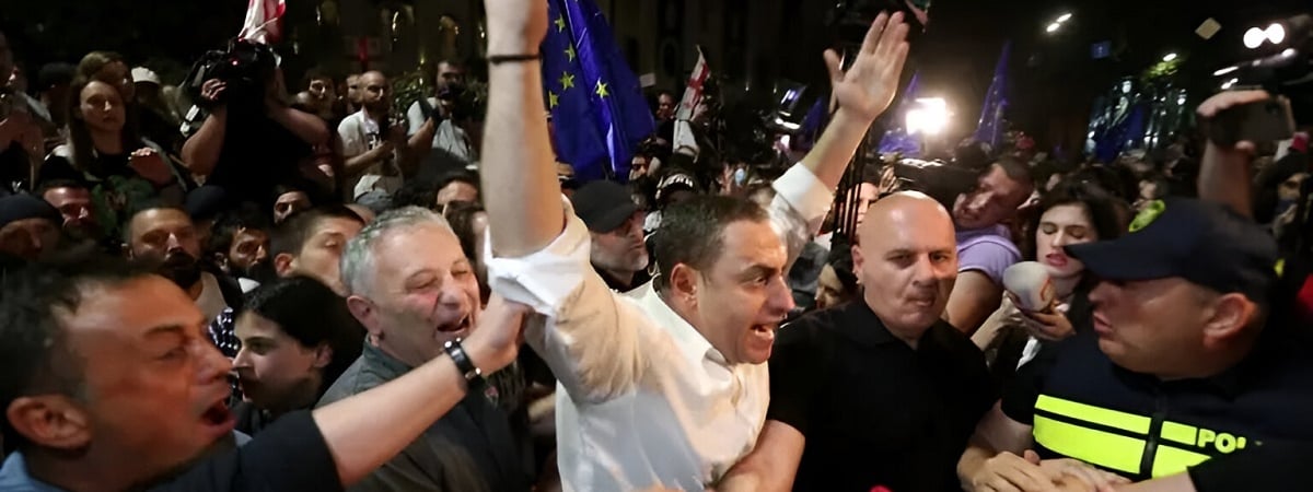 Протесты в Грузии: столкновения с полицией из-за «русского закона»