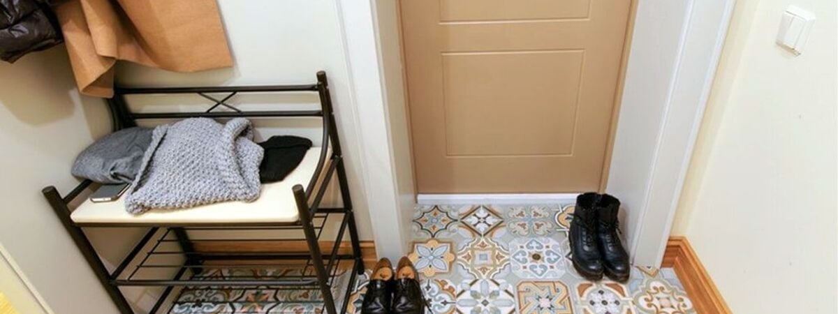 Почему белорусам важно снять обувь перед входом в дом? Вот какую опасность нашли ученые — Полезно