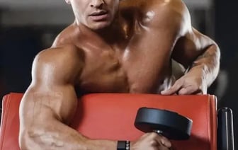 «Ужасный сервис — почему напротив нет скамейки?» В витрине магазина качок в одних трусах очаровал белорусок