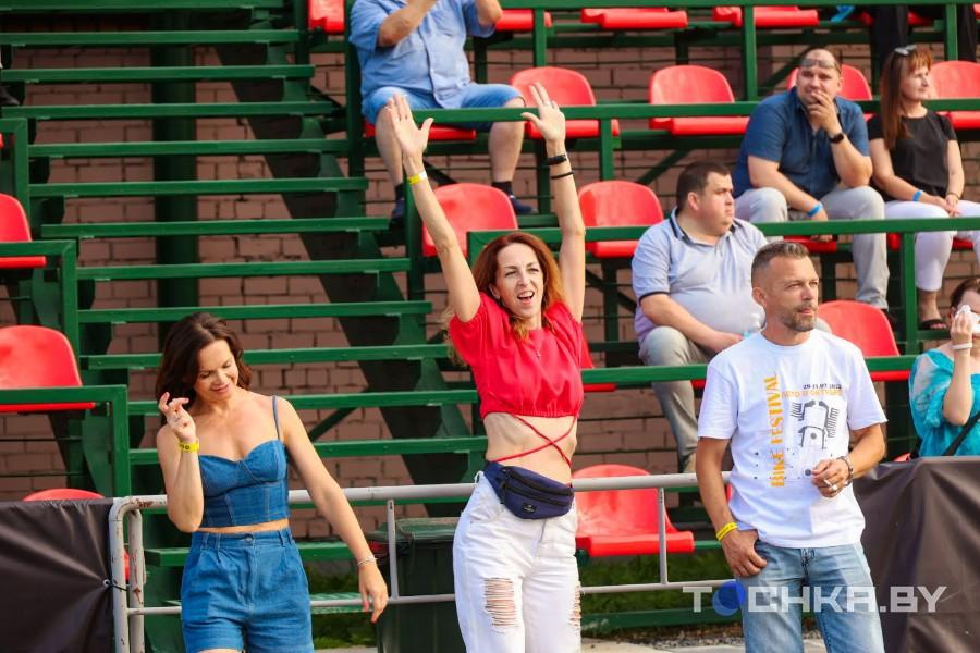 Рокеры «отрываются»: в Пружанах прошел первый день «Солнцестояния»