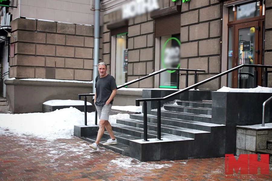 Почему белорус ходит по улице зимой в майке и шортах