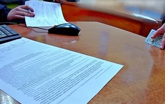 ГАИ остановила белоруса за нарушение. Но в итоге его жена попала под уголовку. За что? — Видео